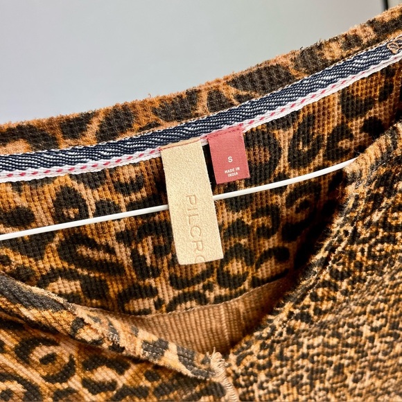 Pilcro Thermal Top Sz S Leopard Print Raw Seam Pullover LS Split Neck EUC - Picture 11 of 11